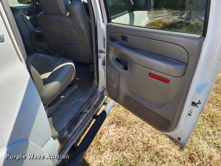 image for item KH9250 2005 Chevrolet Suburban 1500  SUV