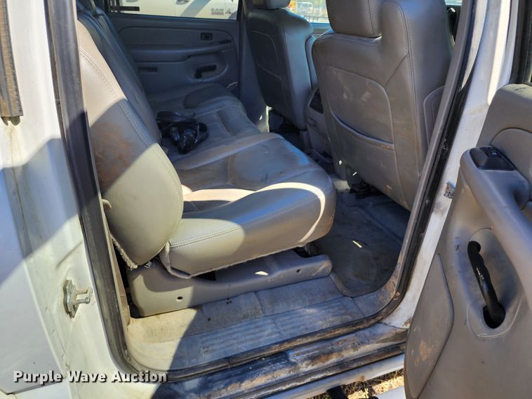 image for item KH9250 2005 Chevrolet Suburban 1500  SUV