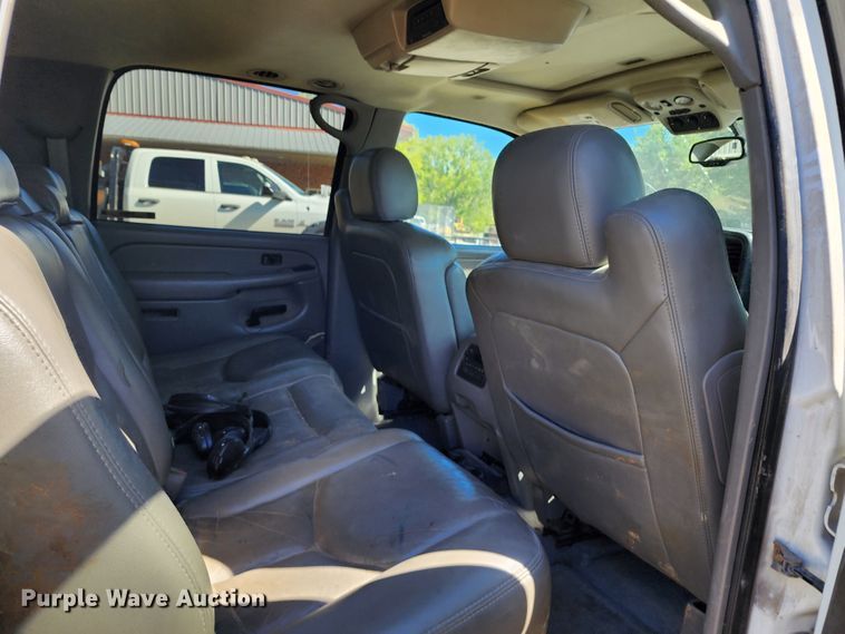 image for item KH9250 2005 Chevrolet Suburban 1500  SUV