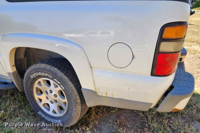 image for item KH9250 2005 Chevrolet Suburban 1500  SUV