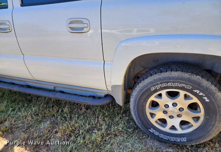 image for item KH9250 2005 Chevrolet Suburban 1500  SUV