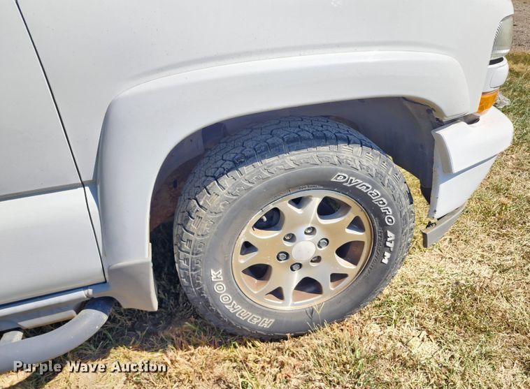 image for item KH9250 2005 Chevrolet Suburban 1500  SUV