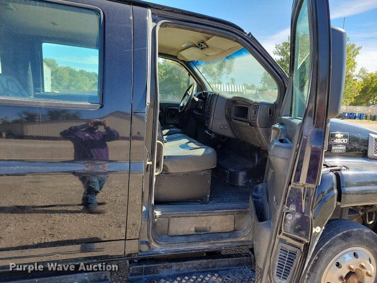 image for item KW9494 2007 Chevrolet C4500  Crew Cab flatbed truck