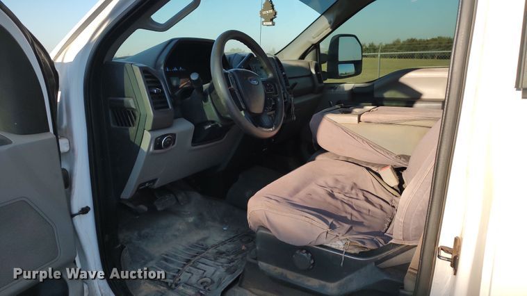 image for item LK9874 2017 Ford F250  Super Duty  Crew Cab pickup truck