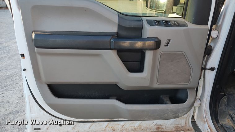 image for item LK9874 2017 Ford F250  Super Duty  Crew Cab pickup truck