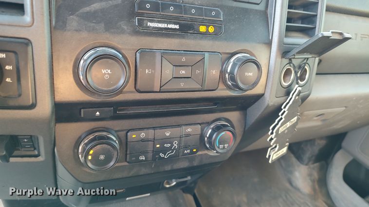 image for item LK9874 2017 Ford F250  Super Duty  Crew Cab pickup truck