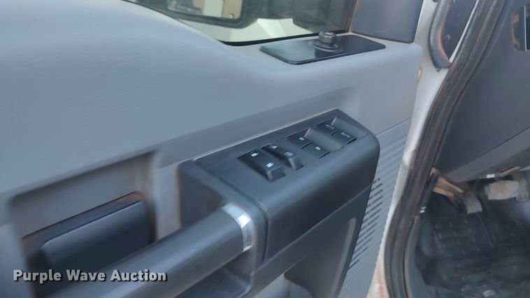 image for item LK9875 2016 Ford F250 Super Duty  Crew Cab pickup truck