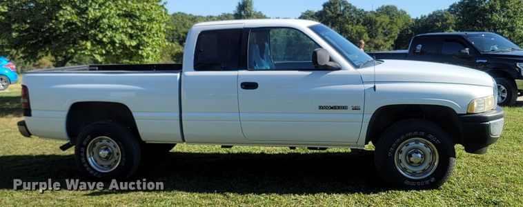 image for item LN9598 1999 Dodge Ram 1500  Club Cab pickup truck