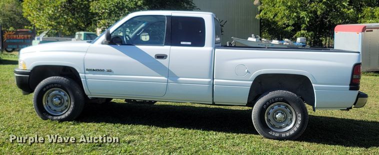 image for item LN9598 1999 Dodge Ram 1500  Club Cab pickup truck