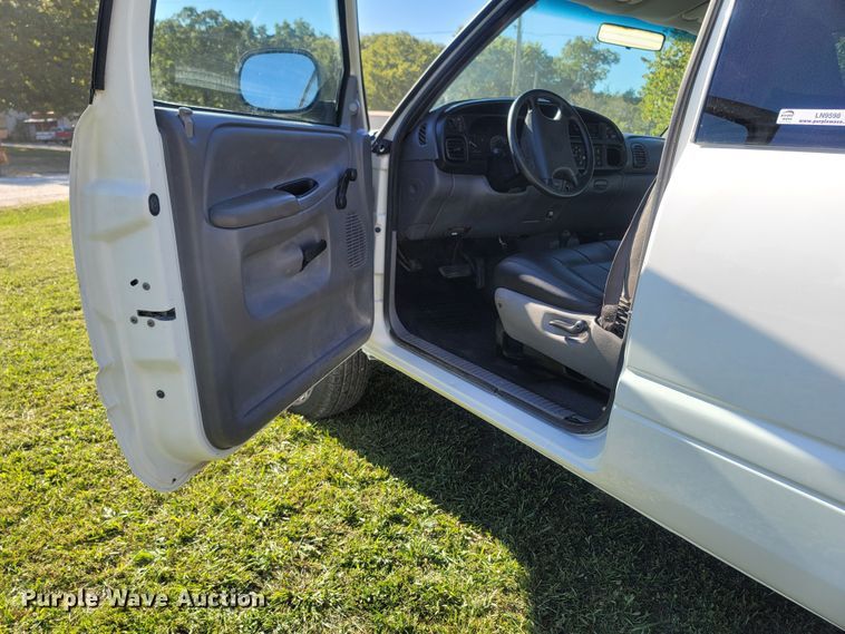 image for item LN9598 1999 Dodge Ram 1500  Club Cab pickup truck