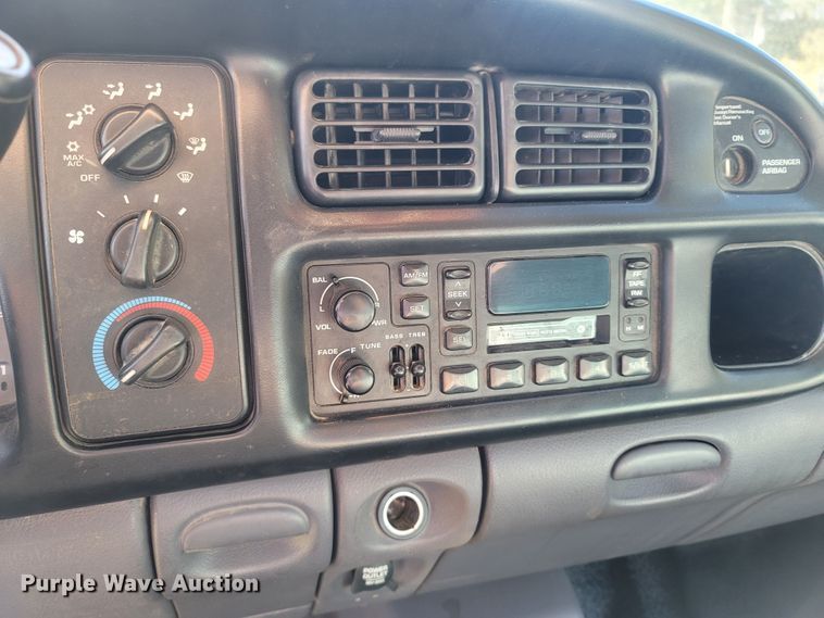 image for item LN9598 1999 Dodge Ram 1500  Club Cab pickup truck