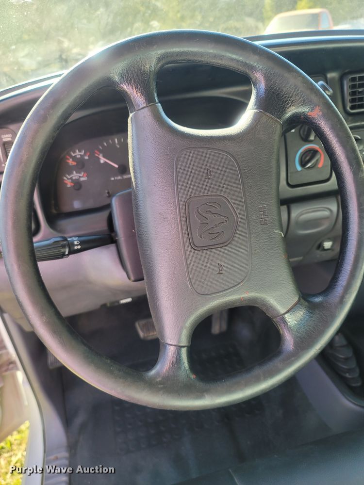 image for item LN9598 1999 Dodge Ram 1500  Club Cab pickup truck