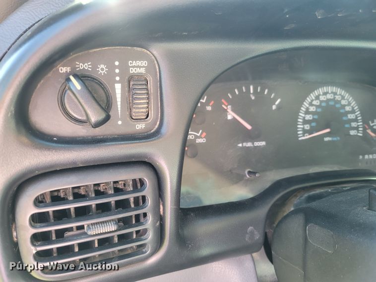 image for item LN9598 1999 Dodge Ram 1500  Club Cab pickup truck