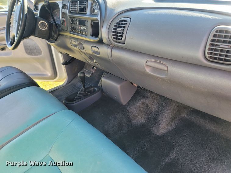 image for item LN9598 1999 Dodge Ram 1500  Club Cab pickup truck