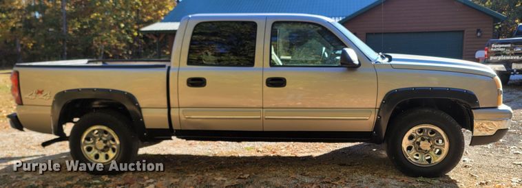 image for item LN9679 2006 Chevrolet Silverado 1500  Crew Cab pickup truck