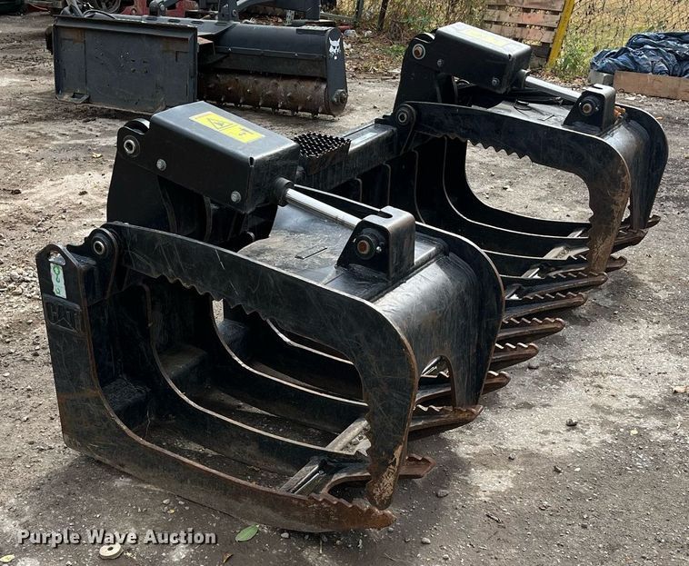image for item MN9302 Caterpillar  84"W skid steer grapple bucket
