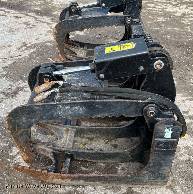 image for item MN9302 Caterpillar  84"W skid steer grapple bucket