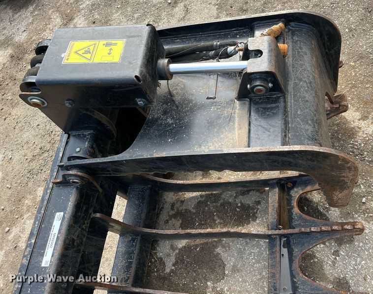 image for item MN9302 Caterpillar  84"W skid steer grapple bucket