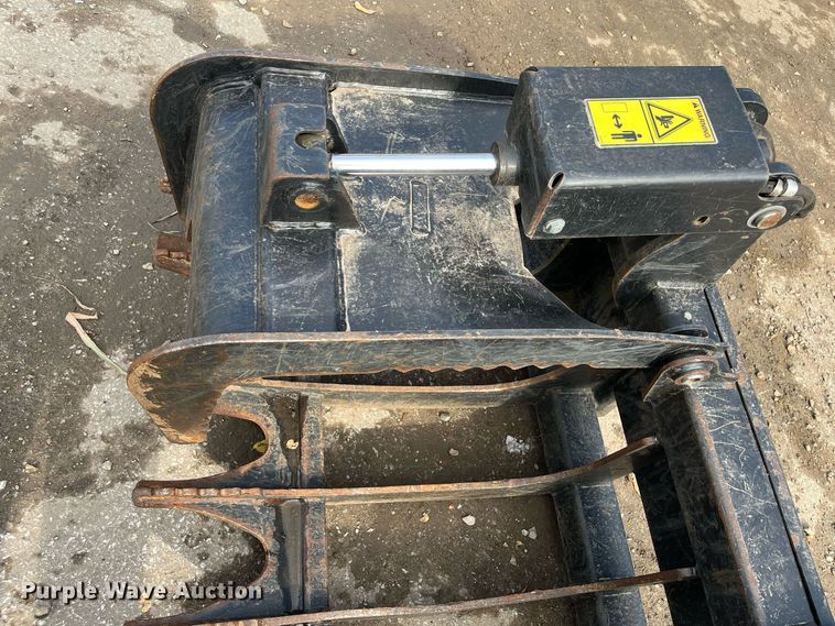 image for item MN9302 Caterpillar  84"W skid steer grapple bucket