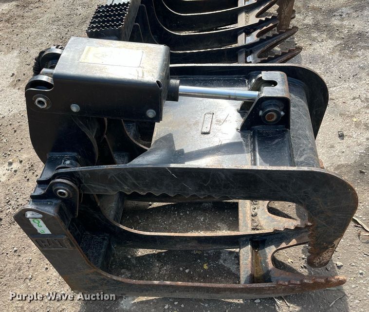 image for item MN9302 Caterpillar  84"W skid steer grapple bucket