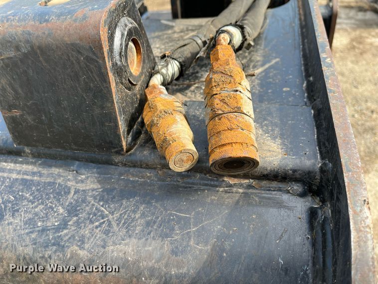 image for item MN9302 Caterpillar  84"W skid steer grapple bucket