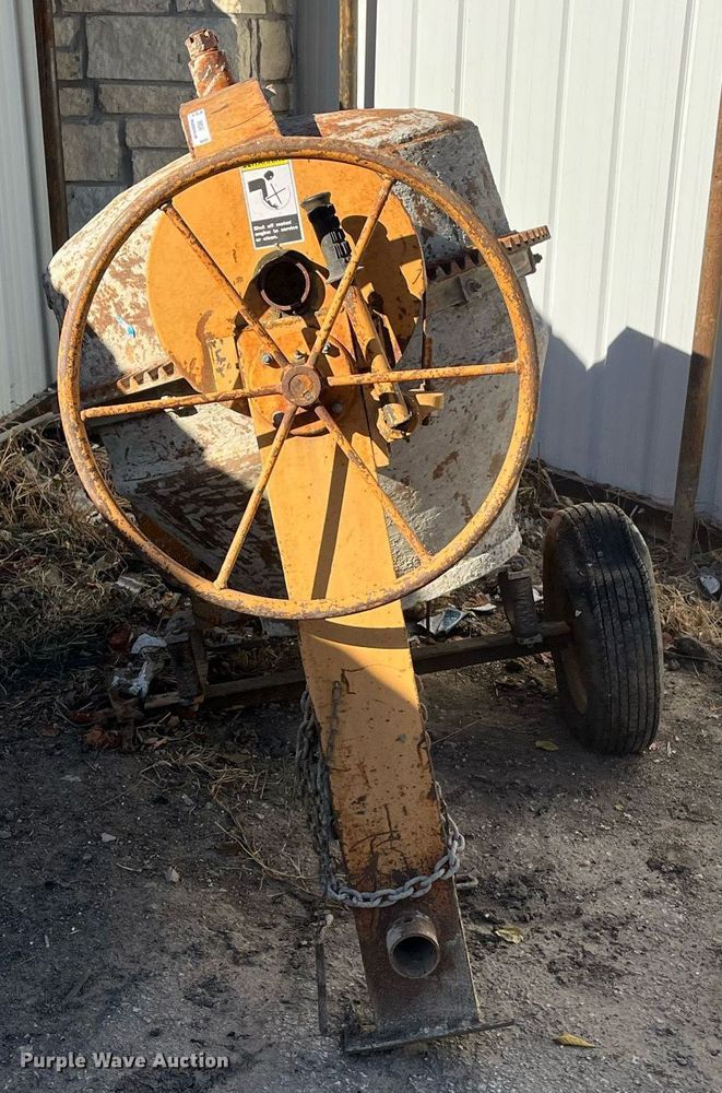 image for item MN9348 Gilson  concrete mixer