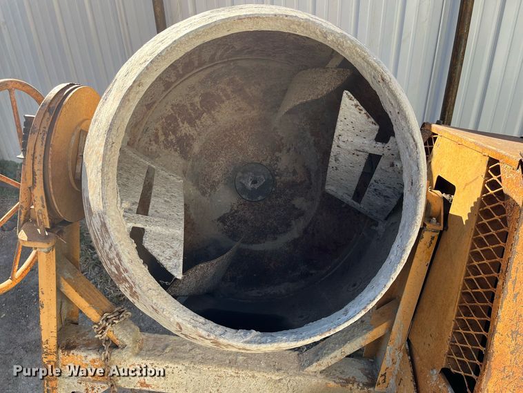 image for item MN9348 Gilson  concrete mixer