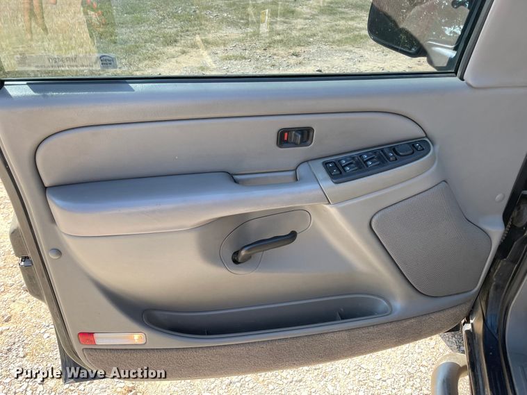 image for item MR9420 2005 Chevrolet Avalanche 1500  pickup truck