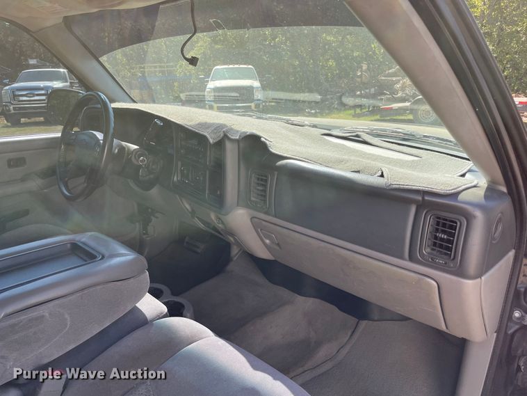 image for item MR9420 2005 Chevrolet Avalanche 1500  pickup truck