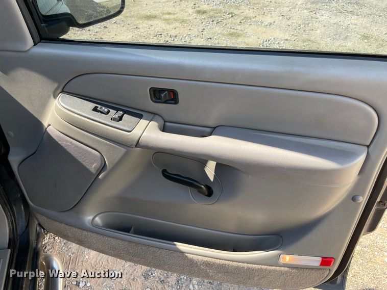 image for item MR9420 2005 Chevrolet Avalanche 1500  pickup truck