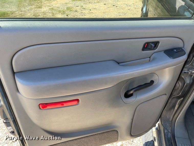 image for item MR9420 2005 Chevrolet Avalanche 1500  pickup truck