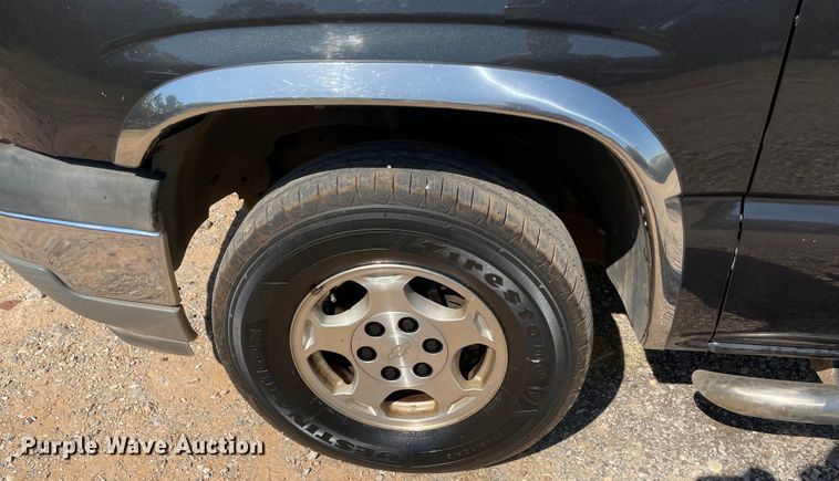 image for item MR9420 2005 Chevrolet Avalanche 1500  pickup truck