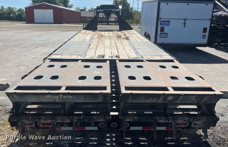 image for item MR9942 2017 Bigtex 22GN-20BK+5MR  equipment trailer