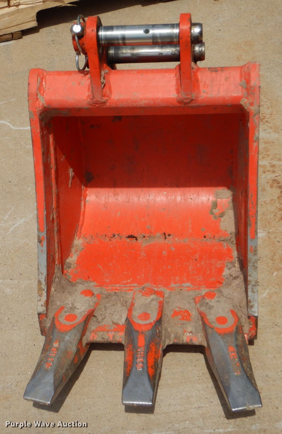 Kubota K7768 mini excavator bucket in Grapevine, TX Item LS9831 sold