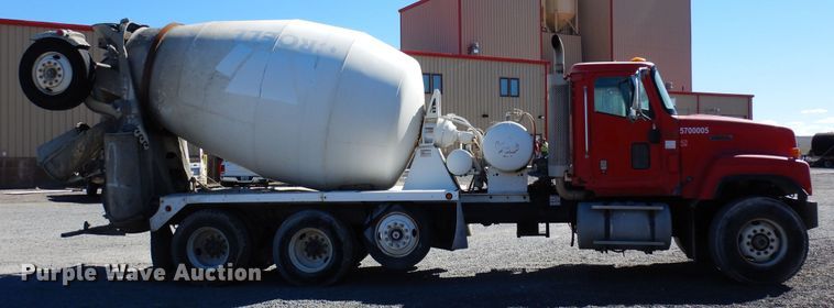 image for item DF8126 2000 International 5500i  ready mix truck