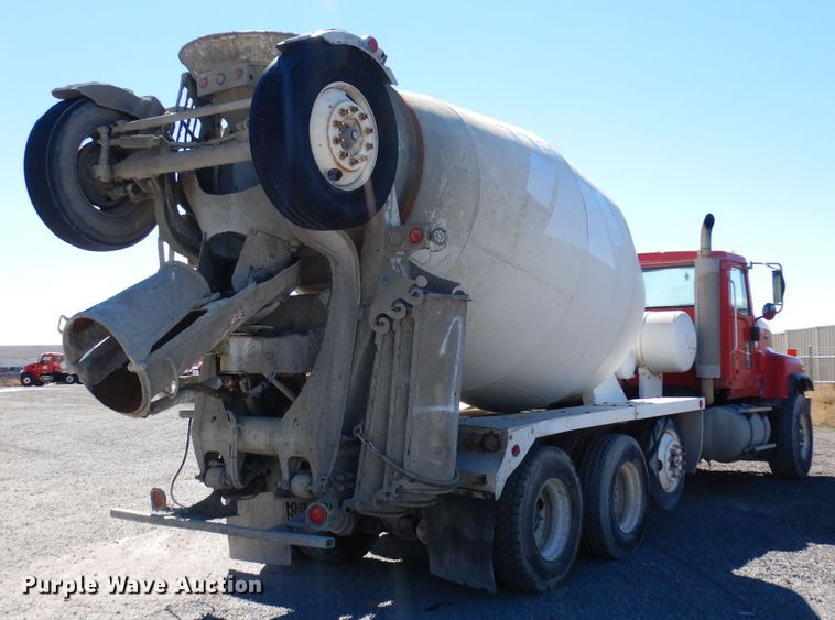 image for item DF8126 2000 International 5500i  ready mix truck