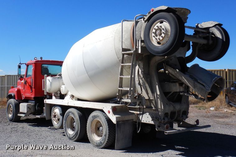 image for item DF8126 2000 International 5500i  ready mix truck