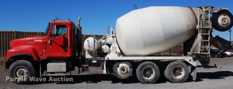 image for item DF8126 2000 International 5500i  ready mix truck