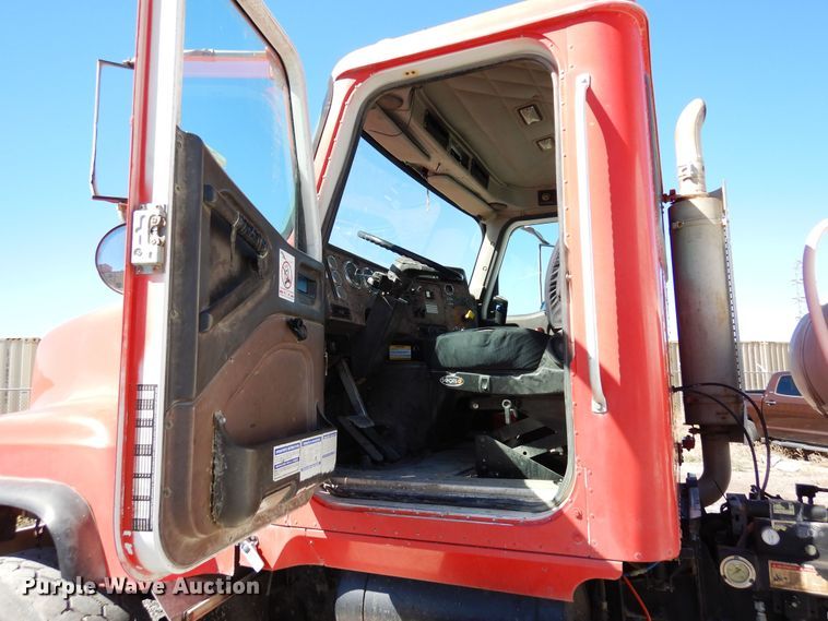 image for item DF8126 2000 International 5500i  ready mix truck