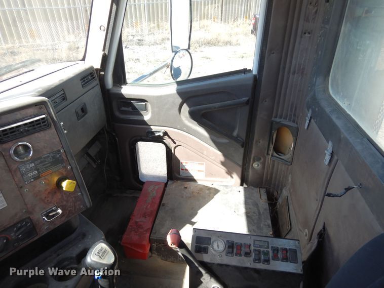 image for item DF8126 2000 International 5500i  ready mix truck