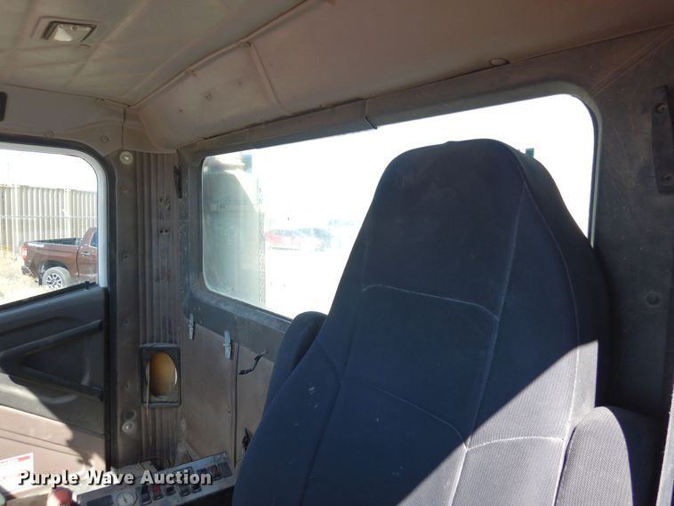 image for item DF8126 2000 International 5500i  ready mix truck