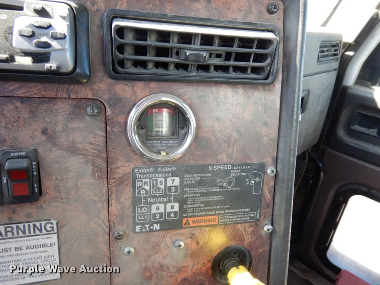 image for item DF8126 2000 International 5500i  ready mix truck