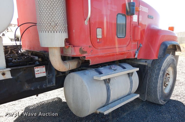 image for item DF8126 2000 International 5500i  ready mix truck