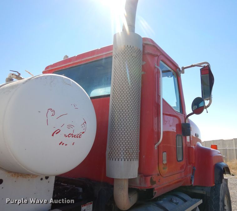 image for item DF8126 2000 International 5500i  ready mix truck