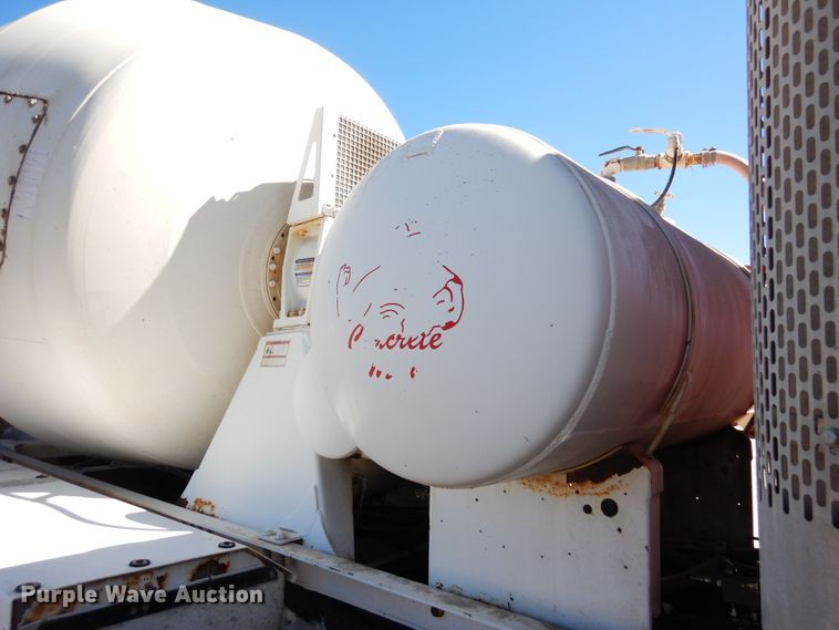 image for item DF8126 2000 International 5500i  ready mix truck