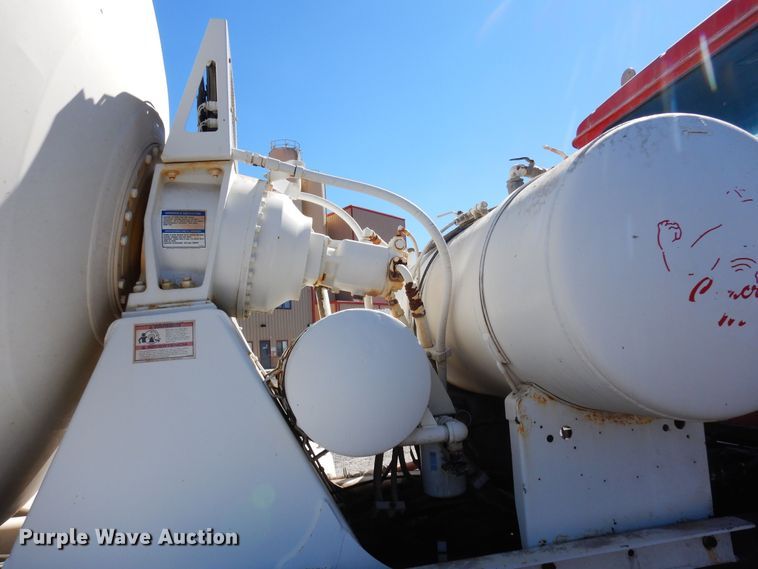 image for item DF8126 2000 International 5500i  ready mix truck