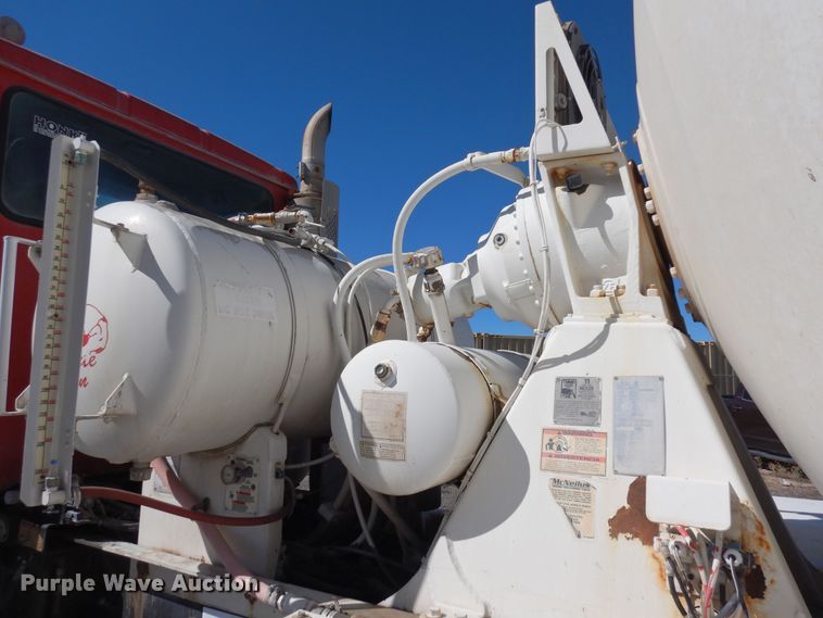 image for item DF8126 2000 International 5500i  ready mix truck