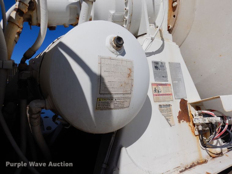 image for item DF8126 2000 International 5500i  ready mix truck