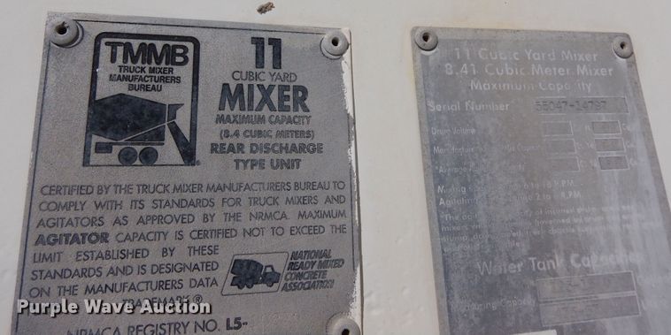 image for item DF8126 2000 International 5500i  ready mix truck