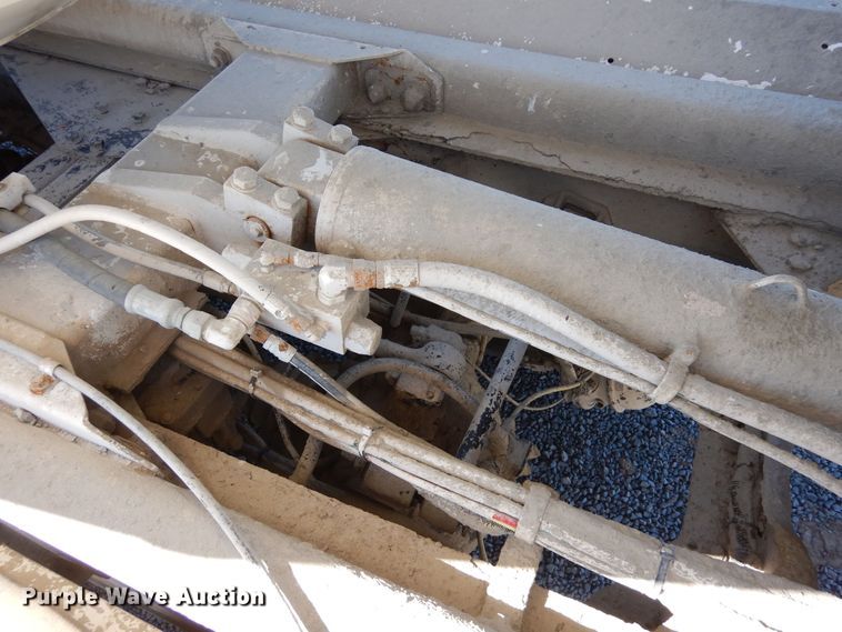 image for item DF8126 2000 International 5500i  ready mix truck